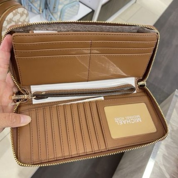 NWT MICHAEL Michael Kors Jet Set Travel Brown Wristlet - Picture 3 of 4